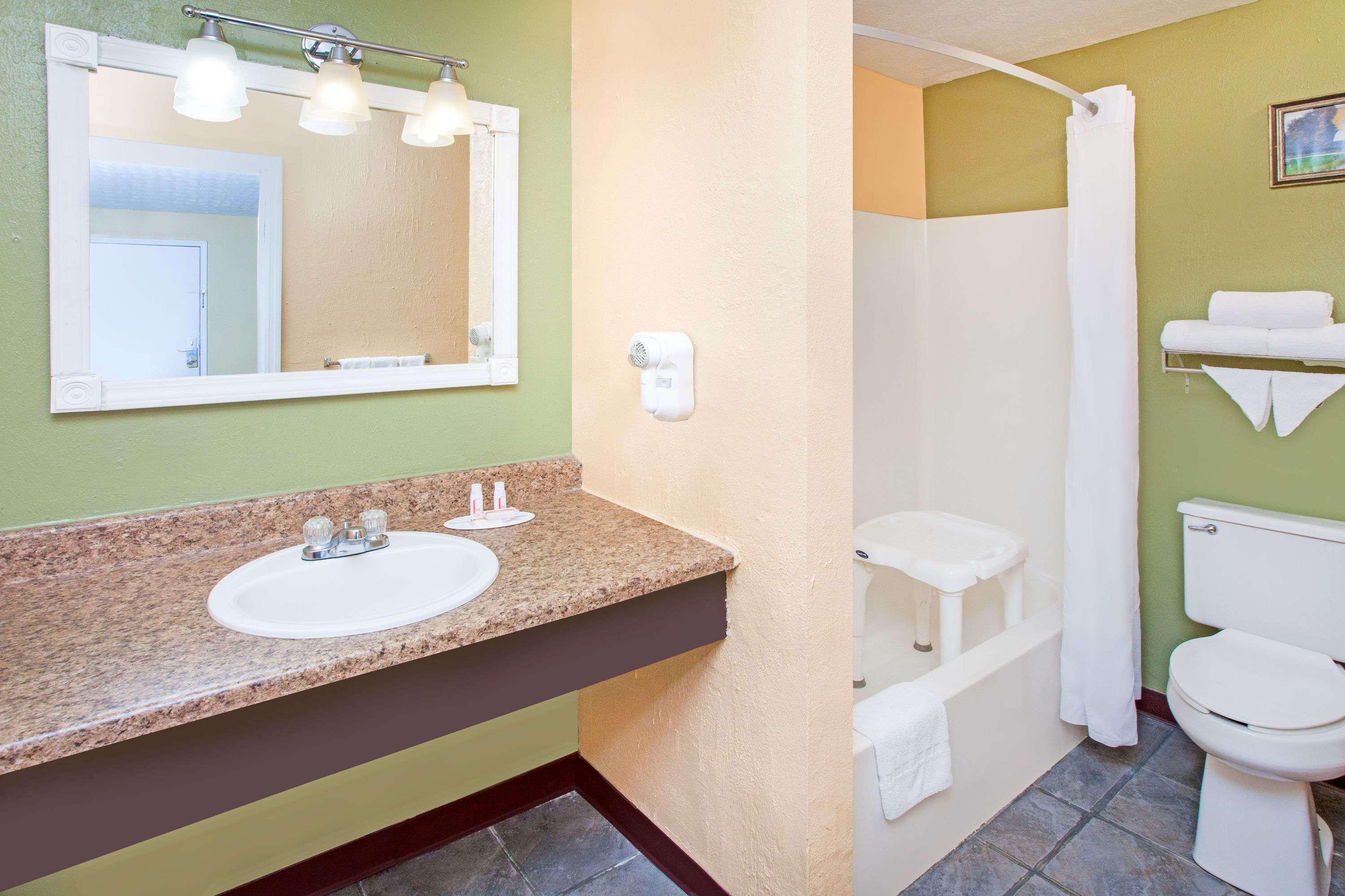 Days Inn & Suites By Wyndham Terre Haute Ngoại thất bức ảnh
